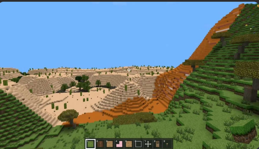 BlockCraftの砂漠、荒野、緑の山が隣り合う複数バイオームの風景